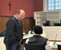 Bild: Stefanie Kraus
Die Ehefrau des Angeklagten (sitzend) sagte vor dem Landgericht Amberg aus. Vertreten wird sie von Rechtsanwalt Jörg Jendricke.