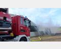 Bild: jp
Eine Wasserwand aus den Druckdüsenschläuchen eines Spezialfahrzeug der Feuerwehr Lauterhofen verhindert den Gasaustritt aus der Biogasanlage.