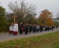 Bild: swo
Zahlreiche Gläubige aus der Pfarrei Gebenbach und darüber hinaus machen sich, angeführt von Diözesanbischof Rudolf Voderholzer (mit Hut) hinter dem Kreuz, auf den gut zwei Kilometer langen Pilgerweg zur Wolfgangskirche in Atzmannsricht.