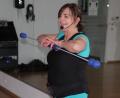 Bild: kro
Fitness-Trainerin Bettina Lindner setzt den Schwingstab auch in ihren Kursen ein.