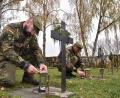 Bild: Stephan Huber
Die neuen Grablaternen für den Soldatenfriedhof wurden von Soldaten des Logistikbataillons 472 montiert.