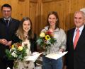 Bild: Hirsch
Vorsitzender Alois Hagl (rechts) und Landrat Thomas Ebeling (links) ernannten Carolin Brunner (Zweite von links) und Miriam Ferstl (Zweite von rechts) zu neuen Botschafterinnen des Landkreises und überreichten ihnen die "Insignien".