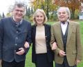 Bild: bö
Heinke Peller feiert 80. Geburtstag, wozu ihr unter anderem Bürgermeister Peter Braun (links) und Ehemann Ronny Peller gratulieren.