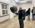 Bild: Andreas Ascherl
Der Berliner Künstler und Pneumopteria-Forscher Roland Boden mit dem Modell eines Himmelsleviathans. Die Ausstellung ist derzeit im Luftmuseum zu sehen.