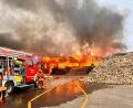 Bild: Feuerwehr Weiherhammer
Heftige Flammen auf dem Gelände des Recycling-Centers in Steinfels bei Mantel.