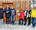 Bild: ds
Der an der Gemeindescheune installierte Brunnen weihten der Etzelwanger Bürgermeister und Helfer, die bei der Installation mit angepackt hatten, ein (von links): Timo Bielesch, Roman Berr, Gerhard Pirner, 2. Bürgermeisterin Lydia Zahner, Laura Miszka, Silke Meyer und Christoph Miszka.
