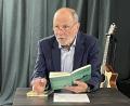 Bild: Susanne Schwab
Friedrich Brandl hatte den Abend zugunsten des bedrohten Verlags in der Stadtbibliothek initiiert und organisiert. Er gehörte auch zu den Autoren, die aus ihren Werken Auszüge zum Besten gaben.