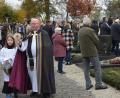 Bild: dob
Wie in allen Orten des Landkreises fanden in der Pfarreiengemeinschaft Vohenstrauß-Tännesberg zahlreiche Gräbersegnungen statt. Auf dem Friedhof in Waldau segnete Ruhestandsgeistlicher Wilhelm Bauer die Gräber der Verstorbenen, die alle wunderschön geschmückt waren.
