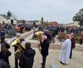 Bild: mab
Der Gräbergang auf dem Friedhof, wie hier in Schwarzenfeld, steht im Mittelpunkt des Allerheiligentages.