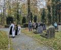 Bild: vsr
Gemeinsam mit den Ministranten segnete Pfarrer Michael die Gräber auf der weitläufigen Anlage auf dem Waldfriedhof in Krummennaab.