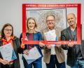 Bild: Michael Golinski, Stadt Amberg
Die sechste Auflage des Handbuchs für Integrationspaten soll die Integrationsarbeit erleichtern, dies meinen Sozialamtsleiter Martin Reinhardt (rechts), Bürgermeister Martin Preuß, Elisabeth Triller (Leiterin der Freiwilligenagentur) und Integrationslotsin Melanie Benz (links).