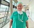 Bild: Gabi Schönberger
So kennt ihn das Personal des Weidener Klinikums und des Krankenhauses Tirschenreuth: Der ehemalige Chefarzt der KNO, Professor Dr. Karl-Heinz Dietl, in OP-Kleidung.