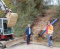 Bild: mrr
Bürgermeister Erwin Geitner (links) machte sich ein Bild über die fortschreitenden Sanierungsarbeiten in der Vilshofener Kesselbergstraße.