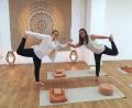 Bild: lnz
Ramona Lindner (links) und Angela Übelacker geben eine kleine Kostprobe der vielfältigen Übungen, die sie bei Kursen in ihrem neuen Yoga- und Gesundheitsraum in Mitterteich praktizieren werden.