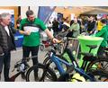 Bild: Hirsch
Martin Wächter, Betriebsleiter eines Schwarzenfelder Fahrradhändlers, stellt den Messebesuchern die Neuheiten vor: Räder mit breiten, pannensicheren Reifen und Riemen- statt Kettenantrieb.