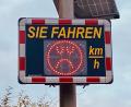 Bild: glb
Den Verkehrsteilnehmern an der Einfahrt der Tempo-30-Zone in Haunritz zeigt das Geschwindigkeits-Messegerät fast immer sein unfreundliches Gesicht.