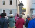 Bild: Edith Zimmermann
Stadtführerin Patrizia Zimmermann erläutert die letzten Überbleibsel des Sulzbacher Hofgartens, die zwei Säulen an seinem nördlichen Portal.