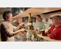 Bild: Gabi Schönberger
Im Herbst und Winter zapft Lino Molter das Bier seiner Brauerei im Sudhaus in Weiden.