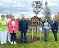 Bild: Tanja Popp/exb
Schön ist er geworden, der Begegnungsgarten der St.-Johannes-Klinik Auerbach. Das finden auch (von links): Caroline Gerstenhöfer, Chefarzt Dr. Edmund Goß, Stefanie Wiesend (Stab Pflegedirektion), Bürgermeister Joachim Neuß, Carina Ellerhoff (Pflegedirektorin) und Thomas Baldauf (Stellvertretender Vorstand).