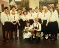 Bild: Archiv Freihunger Kirwaleit
Die Kirwapaare von 1989 mit schwarzen Röcken und Hosen, weißen Blusen und Hemden. Vorn in der Mitte kniet als Kirwabou der heutige Bürgermeister Uwe König, die Vierte von links ist Carmen Pamler als Kirwamoidl