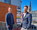 Bild: KEC Marktredwitz/exb
Wechsel beim Center-Management im KEC: Christopher Kreuzer (rechts) löst seinen Vorgänger Nico Seidel ab.