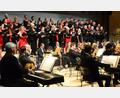 Bild: Kunz
Der Chor Singing Witt und die Hofer Symphoniker begeistern beim Benefizkonzert für die Aktion „Lichtblicke“ in der Max-Reger-Halle in Weiden. Hans Joachim Grajer (vorne links) ist der neue Pianist.