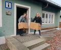 Bild: bsc
Ihre Tätigkeit am Schreibtisch tauschten Regina Wildenauer (links) und Melanie Höfer (rechts) von der Gemeindeverwaltung am Montag mit dem Schleppen von schweren Umzugskartons.