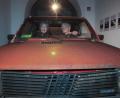 Bild: Wolfgang Steinbacher
Der Fiat Panda von Regina (links) und Eckhard (rechts) Henscheid durfte jetzt im Amberger Luftmuseum eine fahrende Rolle spielen. Wer so ein Auto fährt, muss übrigens so kühn schauen.