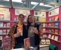 Bild: Reiss/exb
Autorin Antonia Vitz bei der Frankfurter Buchmesse zusammen mit dem Musiker Daniel "Gumo" Reiss, ihrem Partner bei Lesungen und Buchprojekten.
