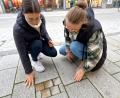 Bild: Dobler
[17 solcher sogenannter Stolpersteine gibt es in Schwandorf, die meisten in der heutigen Friedrich-Ebert-Straße. Sie erinnern an Leben und Leid jüdischer Familien in Schwandorf, die von den Machthabern mit ungewöhnlicher Grausamkeit behandelt wurden.