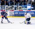 Bild: Tobias Neubert
Wieder vorbei: In dieser Szene setzt Vladislav Filin (links), der Torschütze zum zwischenzeitlichen 1:0-Führung, die Scheibe neben das Tor der Dresdner Eislöwen.