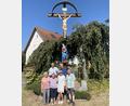 Bild: Peter/exb
Freude über die gelungene Restaurierung: (vorne links beginnend) Adelheid Ries, Sieglinde Kurz, Bürgermeisterin Gaby Wittleben, Siegfried Ries; (hinten von links) Gerhard Peter, Josef Hochmuth und Katharina Hochmuth.