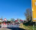 Bild: Gabi Schönberger
Seit Montag wird die Fahrbahn am und im Kreisverkehr in der Böhmischbrucker Straße in Vohenstrauß saniert.