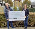 Bild: Worofsky Monika
1. Vorstand Uwe Anders überreicht die Spende an Petra Waldhauser von der Selbsthilfegruppe krebskranker Kinder