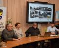 Bild: bnr
Der Bauherr (links), die Johann Wirkner GmbH, plant in Schwarzenfeld die Errichtung einer Seniorenwohnanlage mit 28 Wohneinheiten. Mit der Planung wurden die Architekten David Neidl (Zweiter von links) und Peter Pracht (Dritter von links) beauftragt. Bürgermeister Peter Neumeier (rechts) und der Marktrat unterstützen das Vorhaben.