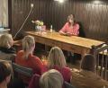 Bild: Karin Wilnauer/exb
Jessica Lind liest aus ihrem zweiten Roman „Kleine Monster“ im Buchcafé in Pfreimd.