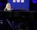 Bild: Matt Slocum/AP/dpa
Lady Gaga performt vor ikonischer Kulisse „God bless America“ am Klavier.