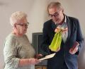 Bild: Ulrich Beck/ Deutscher Wetterdienst
Detlef Aßmann, Leiter Regionales Standortmanagement Süd des DWD in München, überreichte Elisabeth Reiser die Wetterdienstplakette für ihre 25-jährige Tätigkeit als ehrenamtliche Wetterbeobachterin.