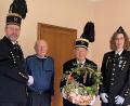 Bild: ksa
Bei der Gratulation (von links) Bergknappenvereinsvorsitzender Armin Kraus, Manfred Leiss, 2. Vorsitzender Georg Rubenbauer und Schatzmeisterin Karin Kraus.