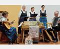 Bild: Gerda Donhauser
Die Birgländer Sängerinnen mit Musikbegleitung (Petra Deyerl und Herbert Brzoza) beim Jubiläumsabend in Fürnried.