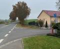 Bild: Stefanie Gradl
Zwischen dem Wohnhaus und der Fahrbahn soll der geplante Radweg künftig in die Ortschaft Schönlind einmünden. Die Bürger drängen auf die Umsetzung.