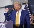 Symbolbild: Alex Brandon/dpa
Donald Trump hebt die Faust am Ende einer Pressekonferenz.
