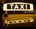 Bild: Daniel Karmann/dpa
Ein beleuchtetes Taxi-Schild auf einem Autodach. In Amberg saß ein Mann vor Gericht, der einen Taxifahrer beleidigt und beschimpft hatte.