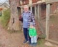 Bild: bsc
Seit seiner Kindheit hegt und betreut Anton Bauer Tiere (links im Bild mit einem Zwerg-Rhodeländer-Hahn). Mit der intensiven Zucht begann das Ehrenmitglied des Kleintierzuchtvereins Friedenfels 1969. Freude an der Kleintierzucht hat mittlerweile auch sein jüngster Enkel Ferdinand (rechts).