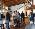 Bild: Marina Schinner/ALE Oberpfalz/exb
Bürgermeister Oskar Schuster (Bildmitte) begrüßte die albanischen Gäste in Friedenfels.