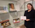 Bild: pz
Zur Aufgabe von Franziska Beck gehört auch die Organisation von besonderen Veranstaltungen im Stiftlandmuseum. Dazu gehört die Sonderausstellung, die aus einem Workshop mit Kindern der Realschule im Stiftland entstand. Gäste können sich aktiv beteiligen, wobei die Karte eine Rolle spielt, die die Museumsfachkraft vorbereitet hat.