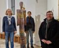 Bild: Dobler
Kunst in der Klardorfer Kirche: "Der Bote" von Michaela Geissler (links), hier mit ihrem Mann Florian Geissler (Mitte) und Pfarrer Markus Meier (rechts), für den die Skulptur einen "Engel der Hoffnung" darstellt.