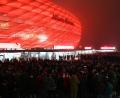 Bild: Sven Hoppe/dpa
In der Allianz-Arena schweigen viele Fans in der Anfangsphase, mutmaßlich wegen eines Notfalls.