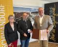 Bild: Lara Schmaus, Stadt Schwandorf/exb
OB Andreas Feller (rechts) überreicht Johann Geck (Mitte) im Beisein seiner Frau Heidemarie (links) die Konrad-Max-Kunz-Medaille.