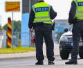 Symbolbild: Patrick Pleul/dpa/Symbolbild
Kurz vor einer Grenzkontrolle an der A6 bei Waidhaus sprang ein Mann aus einem Auto und flüchtete in den Wald.